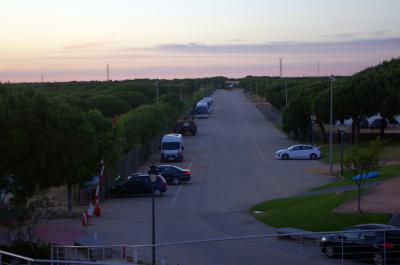 Estacionamiento entre la población y Doñana