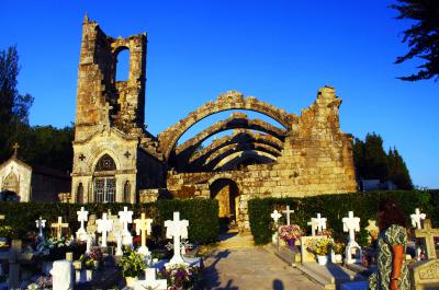 Cementerio y las ruinas de Santa Mariña de Dozo