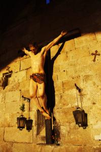 Crucifijo en el altar de Santa Mariña de Dozo
