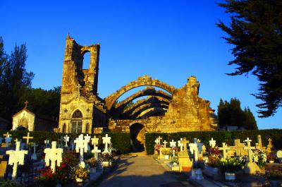 Cementerio y las ruinas de Santa Mariña de Dozo
