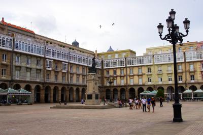 Esquina de la Plaza Maria Pita con su estatua y vistosas galerías blancas