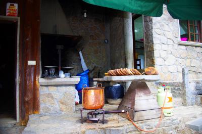 Preparando pulpo en la taberna de la ruta dos Muiños de Barosa