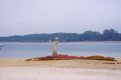 Estatua de Medusa rodeada de arena o agua según la marea
