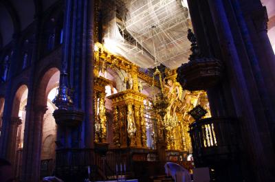 Interior catedral botafumeiro y púlpito