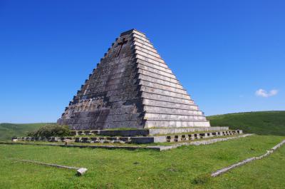 Caras oeste y sur de la pirámide