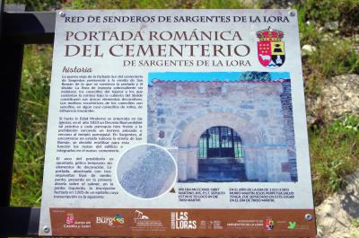Cartel explicativo sobre el monumento románico en el cementerio
