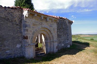 Puerta románica de acceso al cementerio