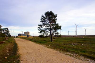 El observatorio próximo a los molinos eólicos de la comunidad vecina