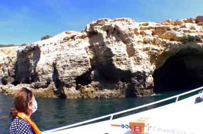Inicio del tour por Algar Seco en un bote con -Carvoeiro caves-