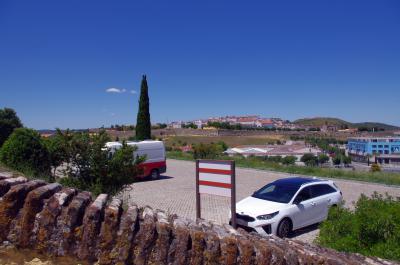 Parking del fuerte de Santa Lucía con Elvas al fondo