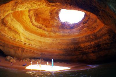 Cueva Benegil con su playa secreta y el ojo en lo alto al medio día