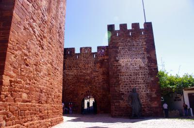 Puerta de acceso al castillo
