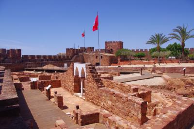 Panorámica interior del castillo y la excavación de los palacios árabes