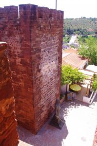 Vista desde la muralla del torreón junto a la puerta de entrada