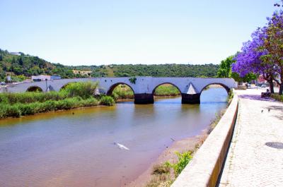 Puente romano sobre el río Arade