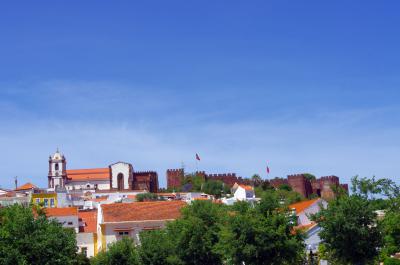 La catedral y el castillo domina el skyline de Silves