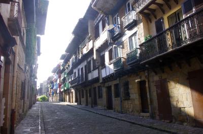 Calle típica en Hondarribia
