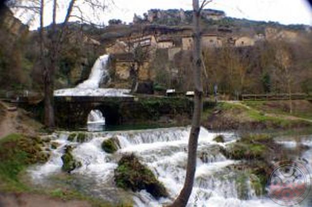 Vista general de la cascada y el pueblo de Orbaneja del Castillo