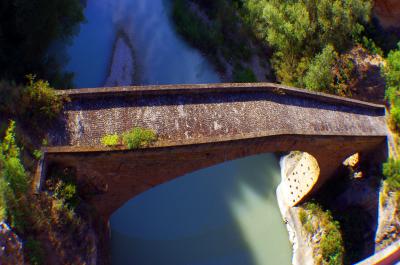 Puente medieval sobre el rio Esera