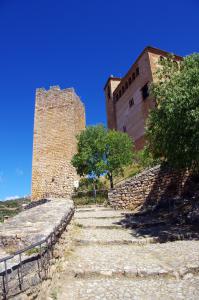 Torre de la fortificación y colegiata de Santa María la Mayor en lo alto de Alquézar