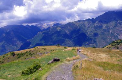 Panorámica de los Pirineos desde  la ruta de las tres cascadas