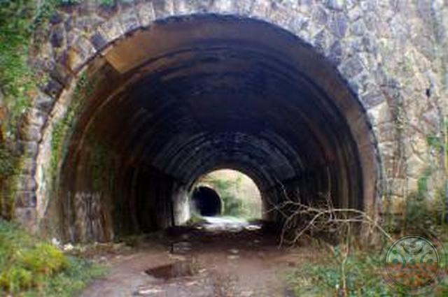Acceso por la plataforma de la vía, a los primeros tramos de túneles.