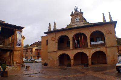 Ayuntamiento situado en un lateral de la plaza Mayor