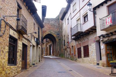 Calle con puerta medieval entre la plazas Bruno Pascual Ruilópez  y España