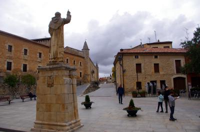 Estatua de Santo Domingo de Guzman frente al monasterio del mismo nombre