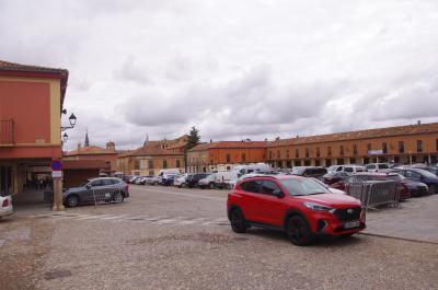¿Donde está la Plaza mayor de Lerma?...  ¿detrás de los coches?    :(