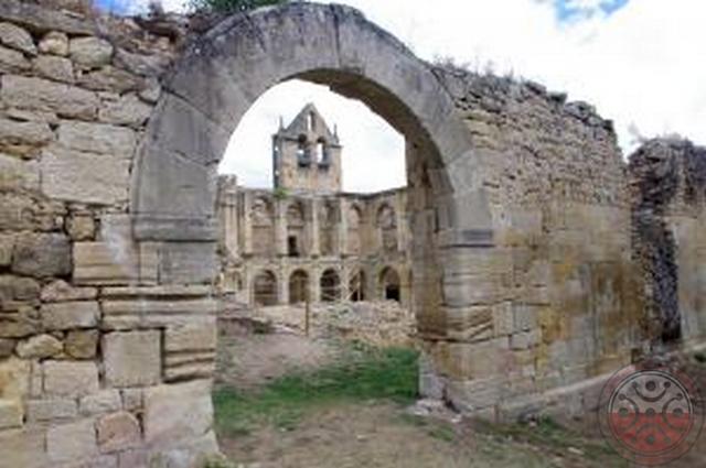 Entrada al claustro desde zonas comunes del monasterio