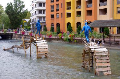 Esculturas en el rio Le Thiou