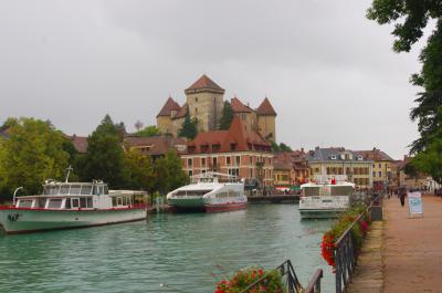 Vista del rio Le Thiou y el castillo de Annecy