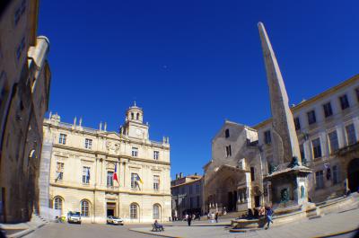 Obelisco de Arlés frente al Hotel de la villa en la Plaza de la República