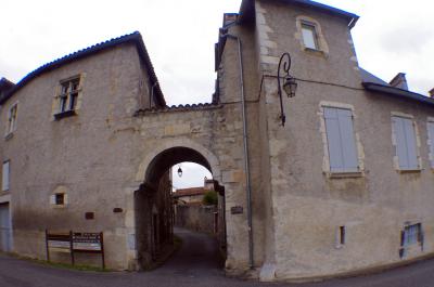 La puerta Cabirole en la muralla de la villa