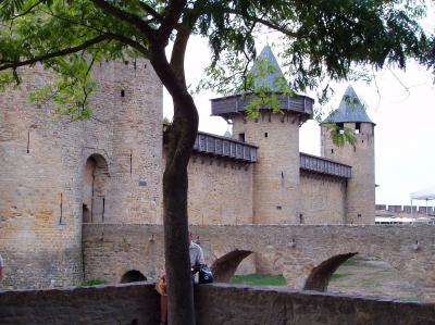 Puente y puerta al castillo