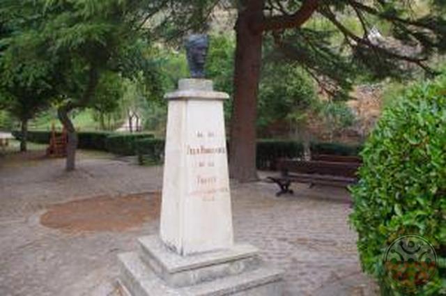 Monumento a Félix Rodríguez de la Fuente en su pueblo natal