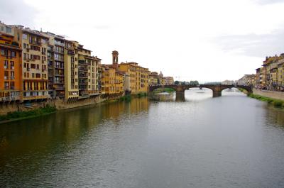 Puente sobre el rio Arno en florencia