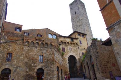 Un rincón de la plaza del Duomo en San Gimignano