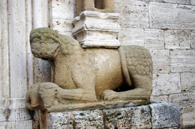 Estatua de león en la colegiata, posiblemente etrusco