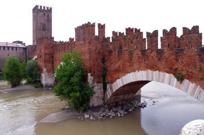 Puente de Castelvecchio o Scaligero sobre el río Adigio