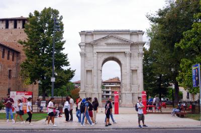 Arco del Gavi cerca de Castelvecchio, con amplia historia