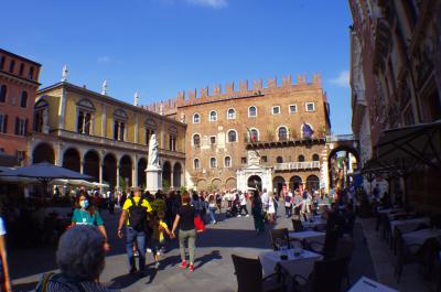 piazza del Signiori y en centro la estatua dedicada a Dante