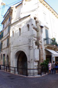 Puerta Leoni, del siglo I, situada 2 m bajo el nivel de la calle actual