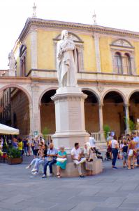 Estatua dedicada a Dante