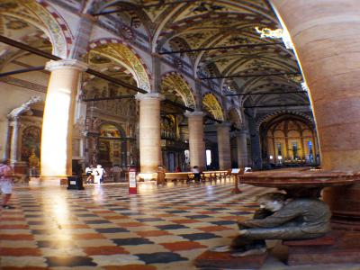 Detalle en el interior de la Basílica de Santa Anastasia