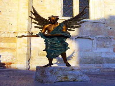 Precioso Ángel frente a la Catedral de Verona