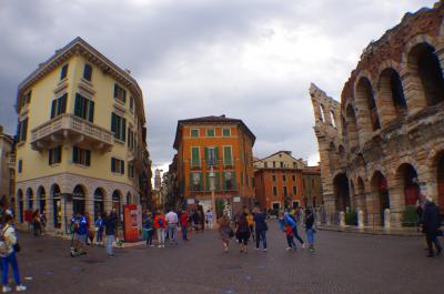 En el centro la Calle Mazzini que comunica las principales plazas de Verona