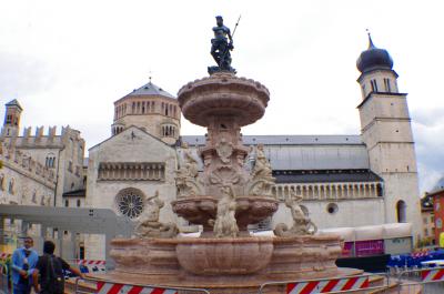 Fontana de Neptuno frente a la Catedral de San Vigilio