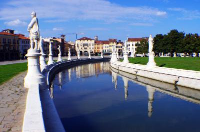 Canal en el Prato della Valle, la mayor plaza de italia